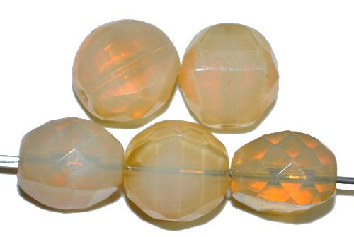 geschliffene Glasperlen 
 Opalglas beige, 
 hergestellt in Gablonz / Tschechien